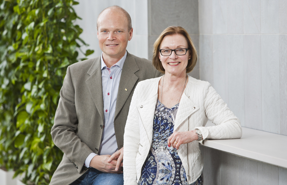Martin Fredriksson och Ingrid Gause-Nilsson, forskningsläkare på AstraZeneca. Foto: Patrik Bergenstav