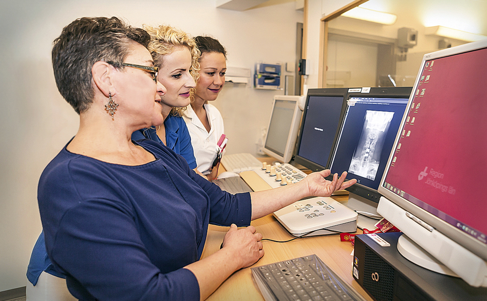 Kamelia Kostova Aherdan arbetar via Proffice Care som hyrläkare och områdeschef för radiologiläkarna på röntgenkliniken, en länsklinik vid Länssjukhuset Ryhov i Jönköping. Foto: Studiofotograferna, Värnamo