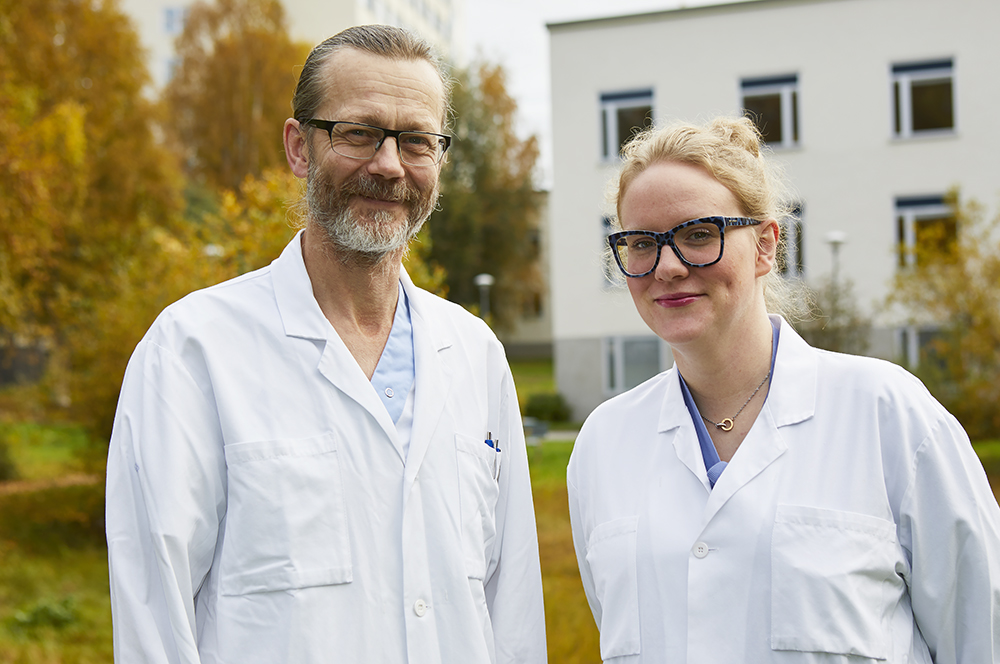 Erik Bjurulf, överläkare i gynekologi-obstetrik och Linda Andersson, ST-läkare i kirurgi på Lycksele lasarett. Foto: Marcus Bäckström