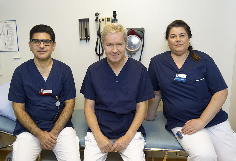Mohammad Al-Chalabi, specialist i allmänmedicin, Martin Wenkhausen, hjärtspecialist, och Linda Berglund, distriktsköterska. Foto: Pernilla Wahlman