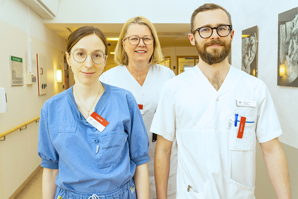 Anna Ackerfors (mitten), överläkare och medicinskt ansvarig inom gynekologi på Kvinnokliniken. Här tillsammans med ST-läkarna Neja Mudrovcic och Rasmus Green. Foto: Janne Höglund