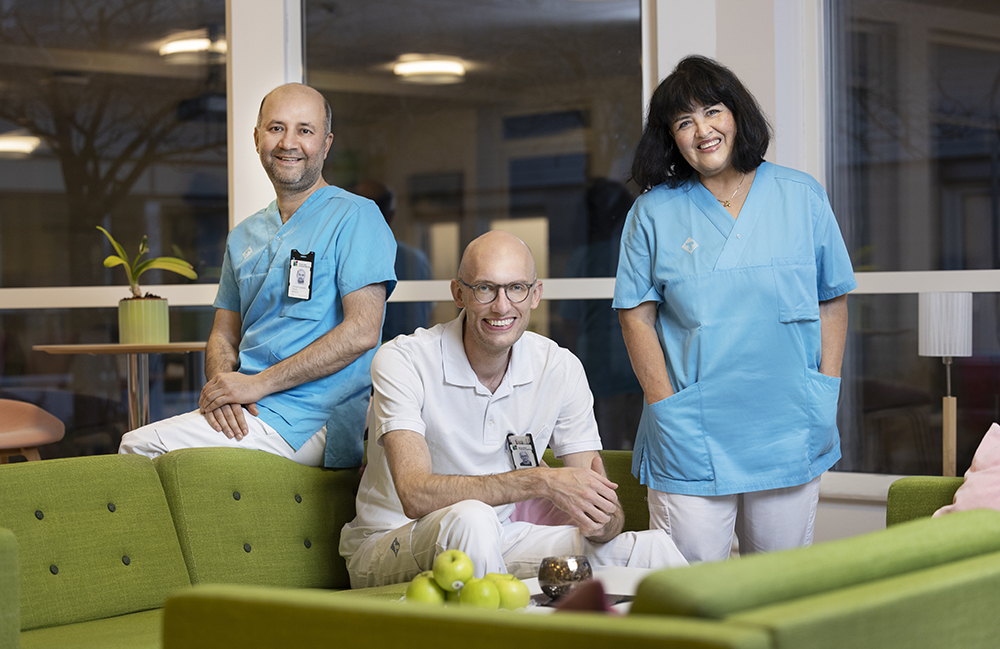 Yasir Mahdi, distriktsläkare, Sebastian Eriksson, distriktsläkare, och Maria Trevino, diabetessköterska. Foto: Martina Wärenfeldt