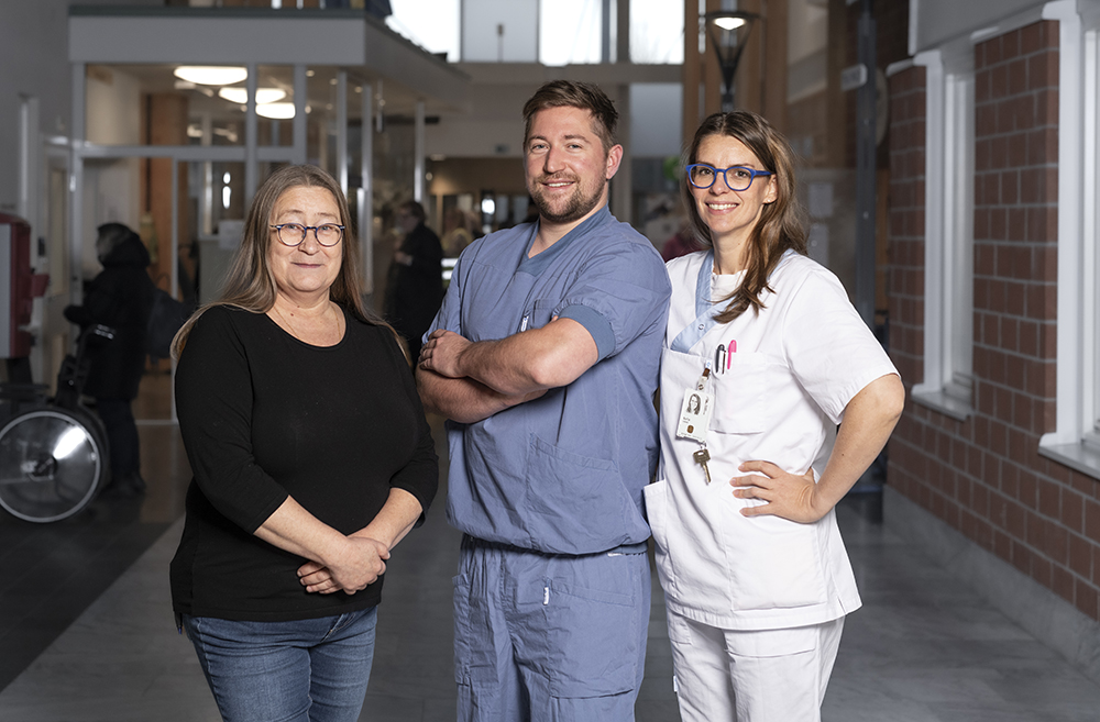 Lena Hård, enhetschef för ögonkliniken, Ruben Kreku, specialistläkare, och Sofia Lindvall, specialistläkare vid Sunderby sjukhus. Foto: Daniel Holmgren