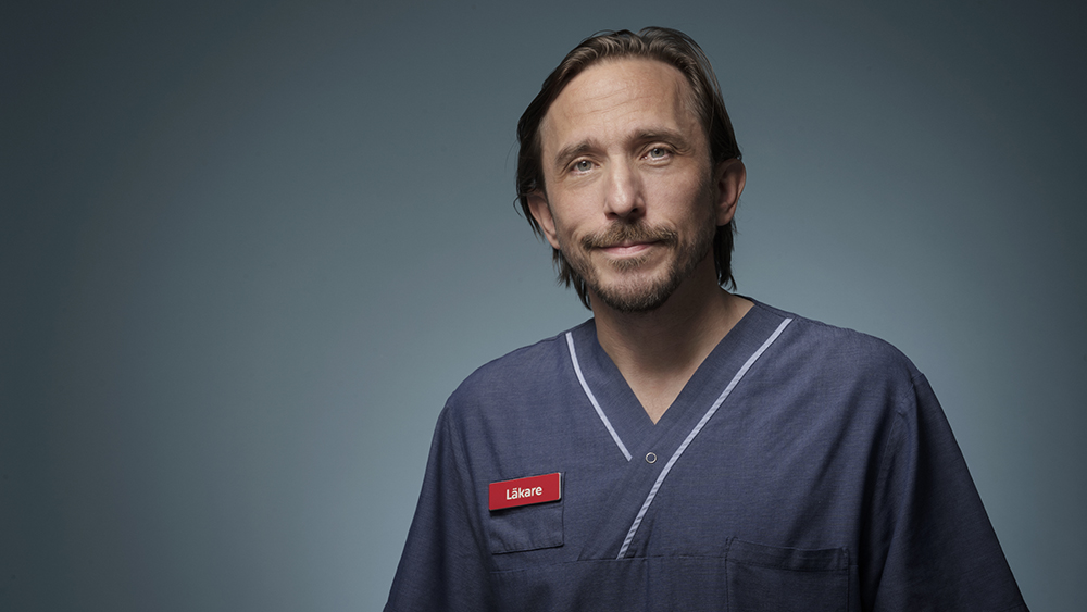 Läkaren Jesper Salén lutar sig inåt i samtalet med kärnfriska patienter som söker hjälp. Foto: Markus Gårder