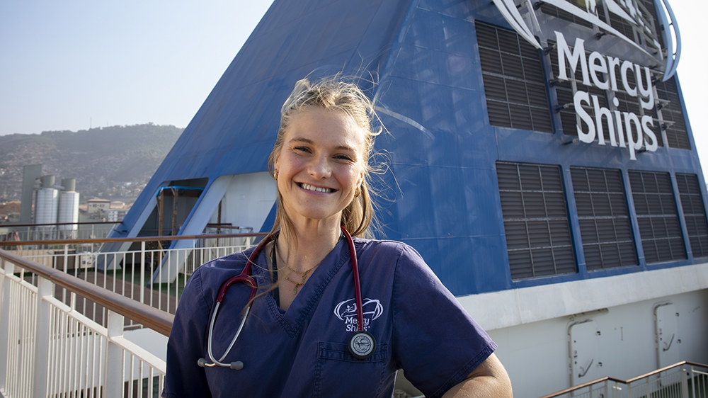 Shekina Fridh arbetar som volontär på det flytande sjukhuset Global Mercy. Foto: Joakim Rådström