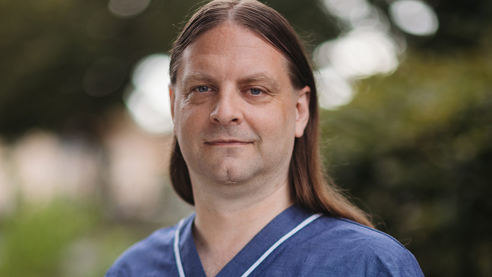Robert Holmqvist, ST-läkare i psykiatri och ordförande i SYLF. Foto: Emilia Dalen