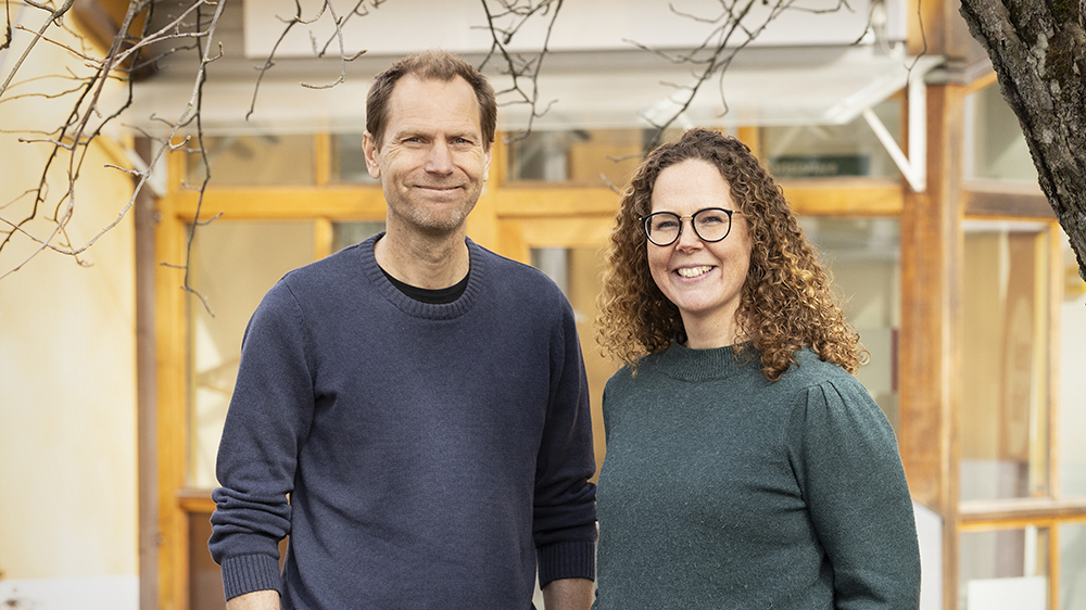 Fredrik Settergren, verksamhetsområdeschef på Nära vård och hälsa och distriktsläkare och Helena Sippola, verksamhetschef och distriktsläkare på Almunge vårdcentral. Foto: Mikael Wallerstedt