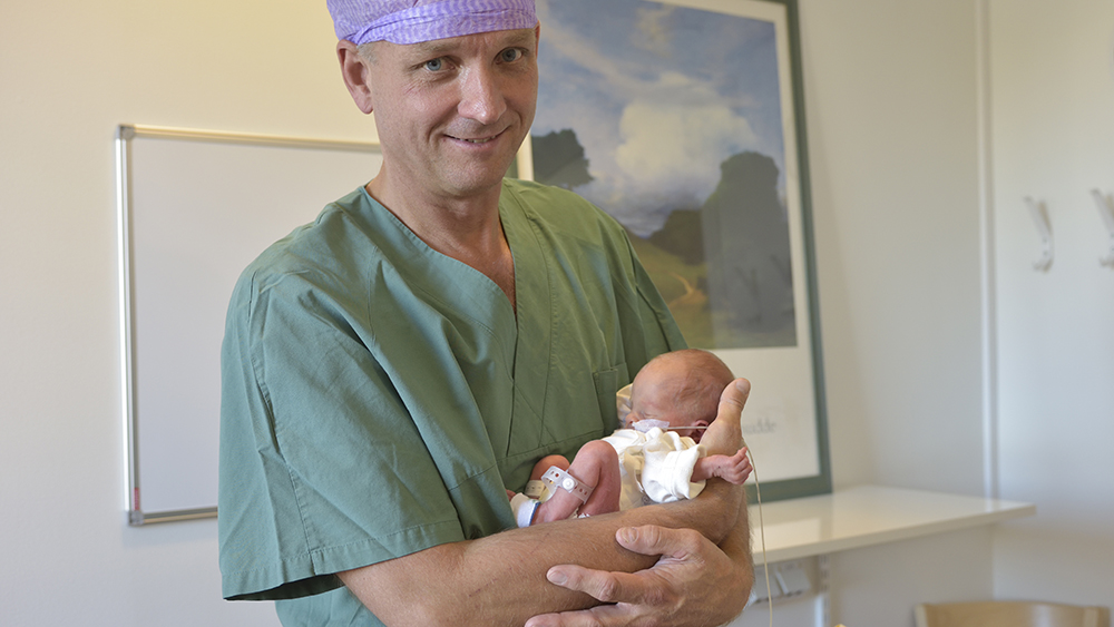 Mats Brännström med den första bebisen som fötts från en transplanterad livmoder, 2014.