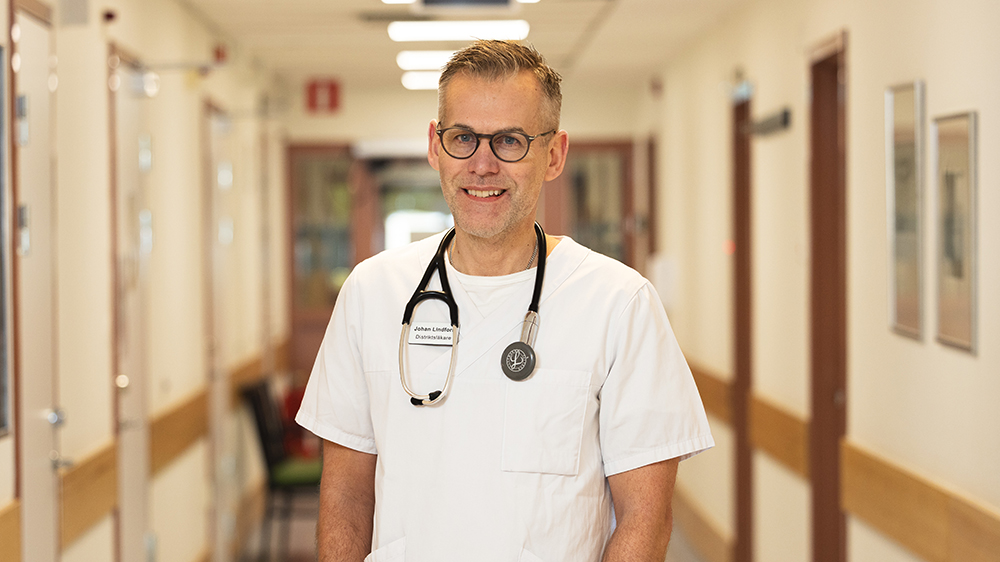 Det Johan Lindfors gillar mest med sitt arbete är patienterna, kollegorna samt bredden och variationen i det kliniska arbetet.
– Vi har en härlig och entusiastisk arbetsgrupp och har verkligen roligt tillsammans både på och utanför arbetstid, säger han. Foto: Michael Jansson